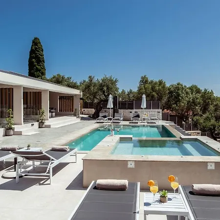 Roselia - Luxury Escape With Magnificent Views, By Zantewize *