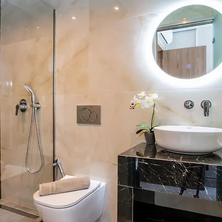 Roselia - Luxury Escape With Magnificent Views, By Zantewize Villa