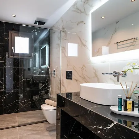 Roselia - Luxury Escape With Magnificent Views, By Zantewize Villa