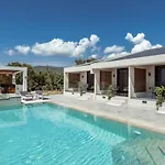 Roselia - Luxury Escape With Magnificent Views, By Zantewize Willa