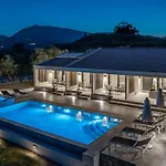 Villa Roselia - Luxury Escape With Magnificent Views, By Zantewize *
