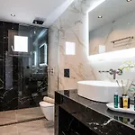 Roselia - Luxury Escape With Magnificent Views, By Zantewize Villa