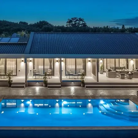 Roselia - Luxury Escape With Magnificent Views, By Zantewize