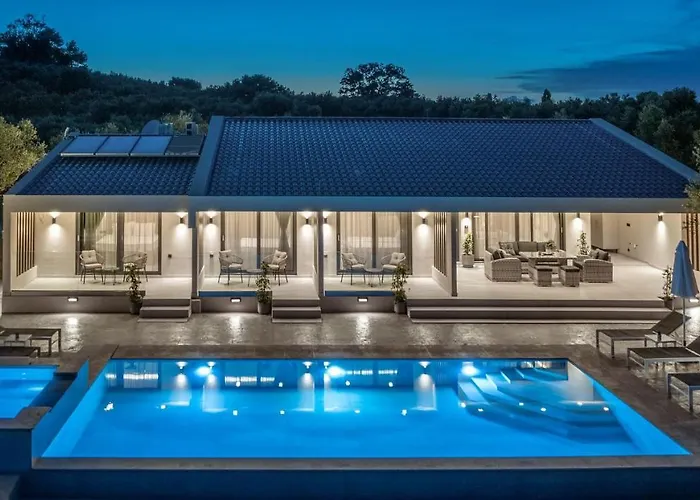 Roselia - Luxury Escape With Magnificent Views, By Zantewize