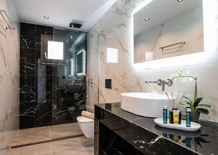 Roselia - Luxury Escape With Magnificent Views, By Zantewize Villa