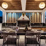 Roselia - Luxury Escape With Magnificent Views, By Zantewize Villa