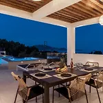 Roselia - Luxury Escape With Magnificent Views, By Zantewize