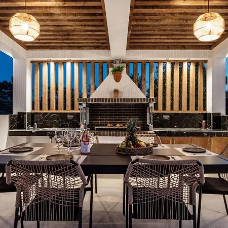 Roselia - Luxury Escape With Magnificent Views, By Zantewize Vila
