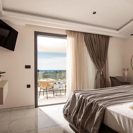 Roselia - Luxury Escape With Magnificent Views, By Zantewize Villa