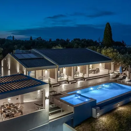 Roselia - Luxury Escape With Magnificent Views, By Zantewize *