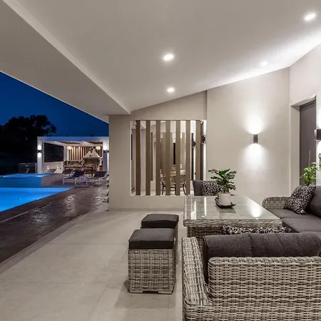 Вилла Roselia - Luxury Escape With Magnificent Views, By Zantewize