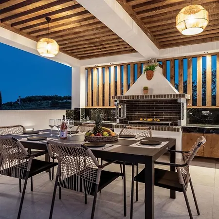 Roselia - Luxury Escape With Magnificent Views, By Zantewize Villa