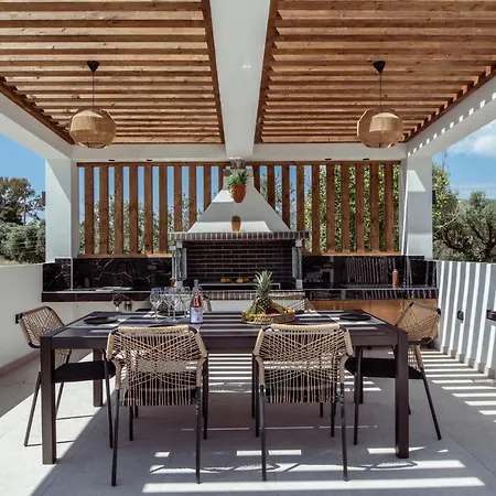 Roselia - Luxury Escape With Magnificent Views, By Zantewize *