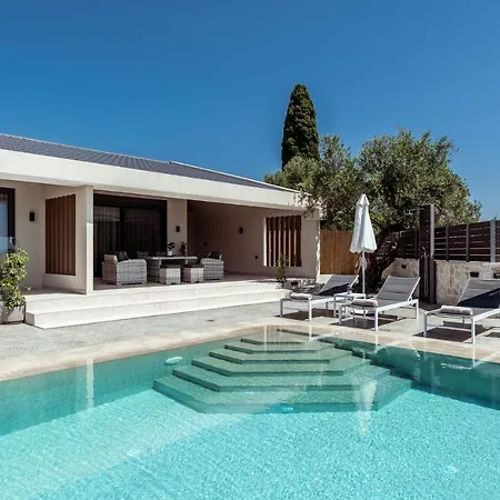 Roselia - Luxury Escape With Magnificent Views, By Zantewize Villa *