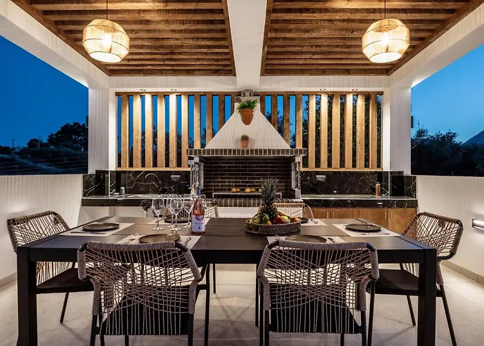 Roselia - Luxury Escape With Magnificent Views, By Zantewize Villa