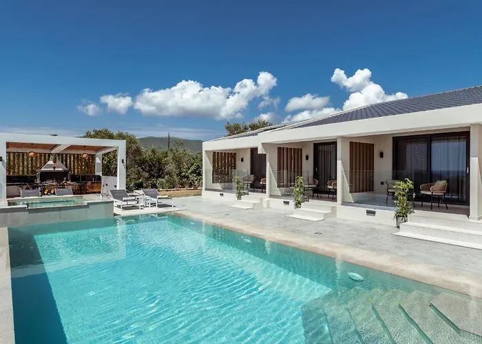 Roselia - Luxury Escape With Magnificent Views, By Zantewize Villa