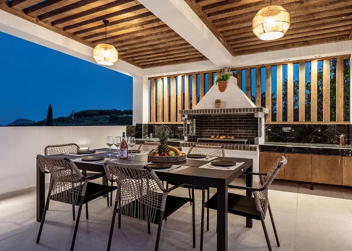 Roselia - Luxury Escape With Magnificent Views, By Zantewize Villa