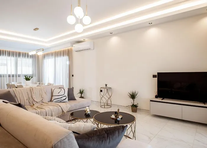 Villa Roselia - Luxury Escape With Magnificent Views, By Zantewize *